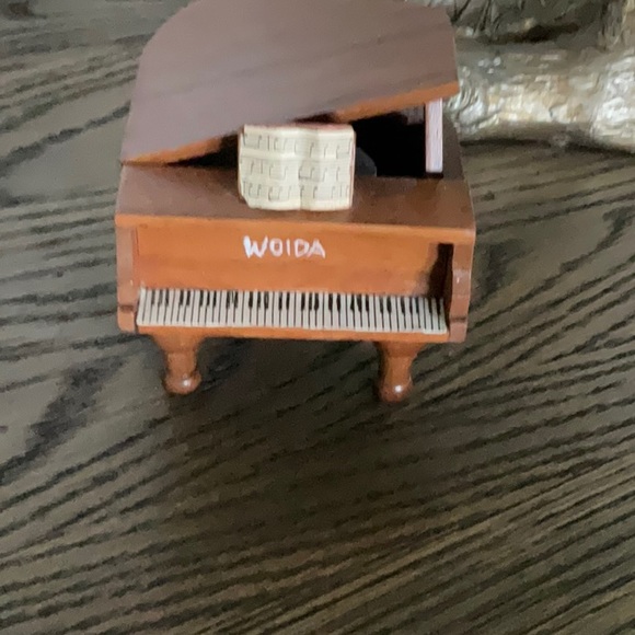 Beautiful wood grand piano music box!